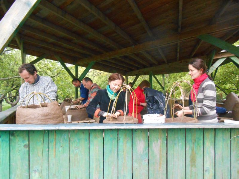 stavba hlinených úľov pre včely
klik - obrázok sa zväčší